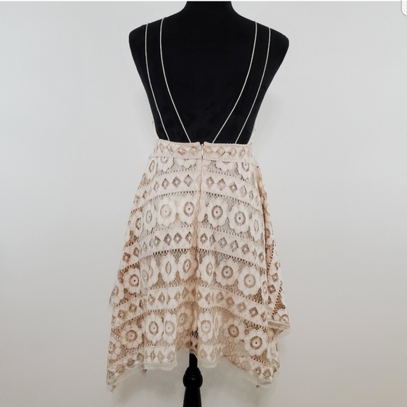 Lace dress - Picture 4 of 6